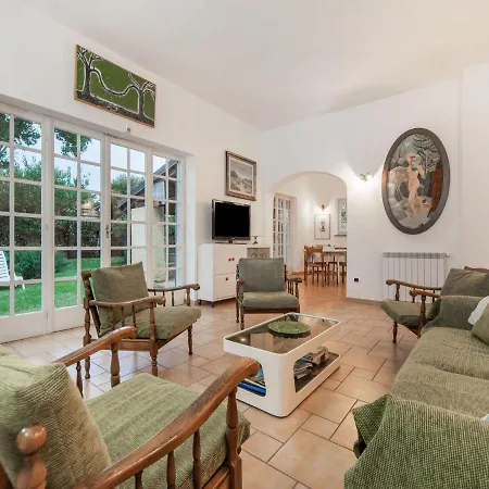 Beautiful In With Garden Holiday home